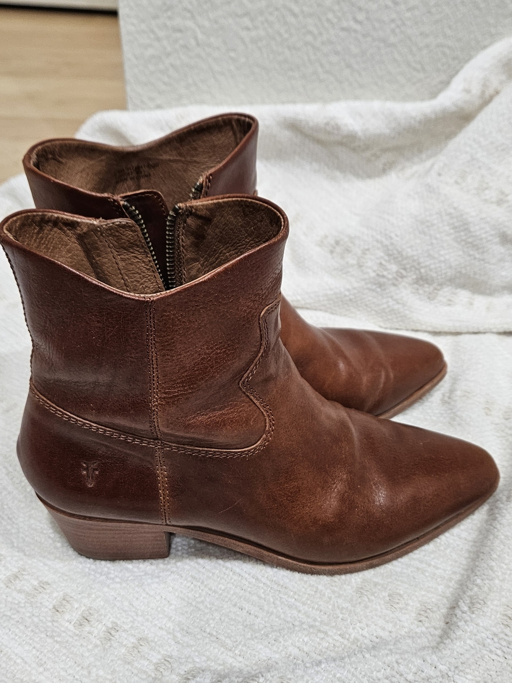 Frye Almond Toe Women's Brown Leather Ankle Boots Classic Western Style Bootie - Picture 3 of 10